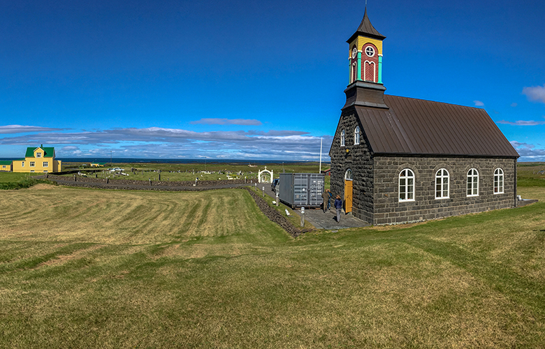 Messað í endurbættri Hvalsneskirkju