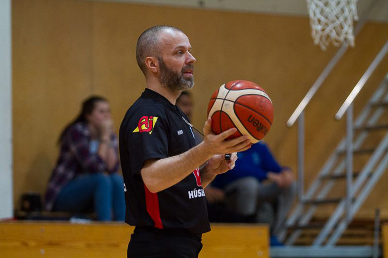 Má ekki bæði þjálfa og dæma körfuboltann