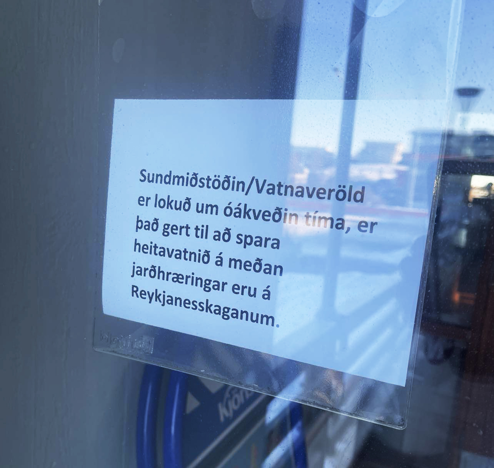 Sundmiðstöðin lokuð - tekur vatn á við 200 hús
