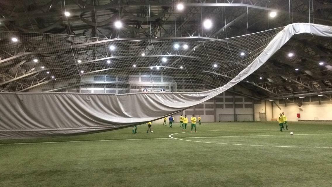 Tjaldið hrundi í Reykjaneshöllinni – frestað hjá Víði enn og aftur