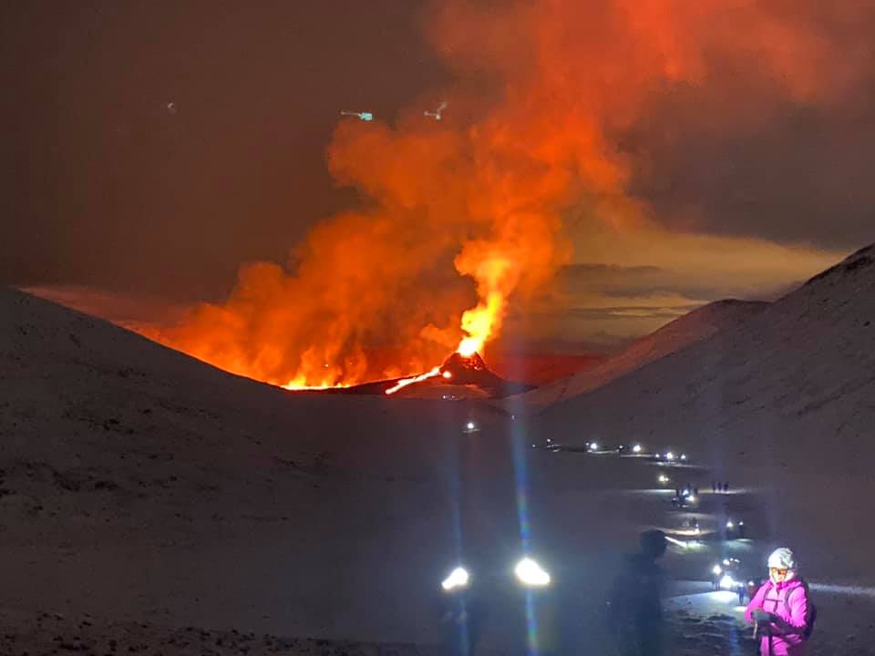 Loka bílaumferð milli Grindavíkur og Ísólfsskála kl 21:00 og svæðið rýmt á miðnætti