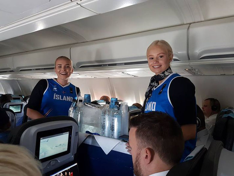 Lovísa Falsdóttir og Helga Hrund Friðriksdóttir um borð í vél Icelandair/ Mynd: Fésbókarsíða Hannesar S. Jónssonar