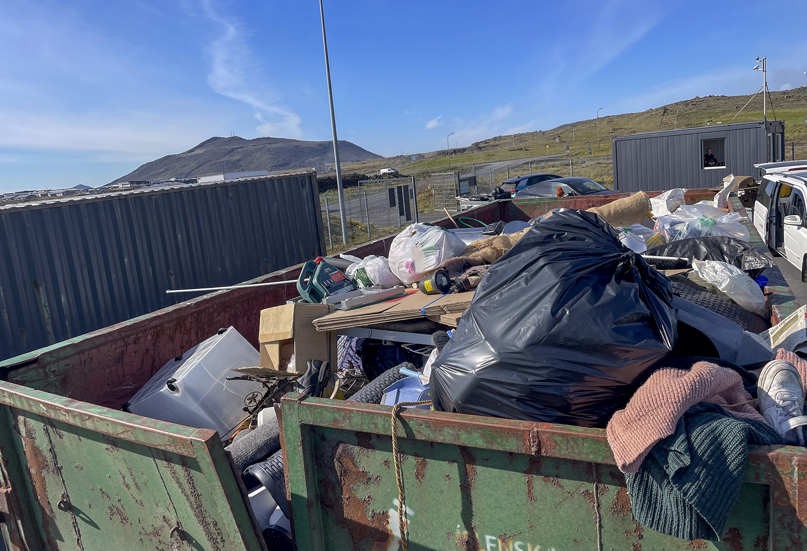 Vilja lengri opnunartíma og að komið verði fyrir nytjagámi