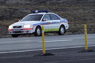 Keyrði á og hljóp út í móa