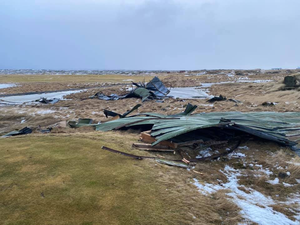 Braggi við Kálfatjörn splundraðist í veðurhamnum