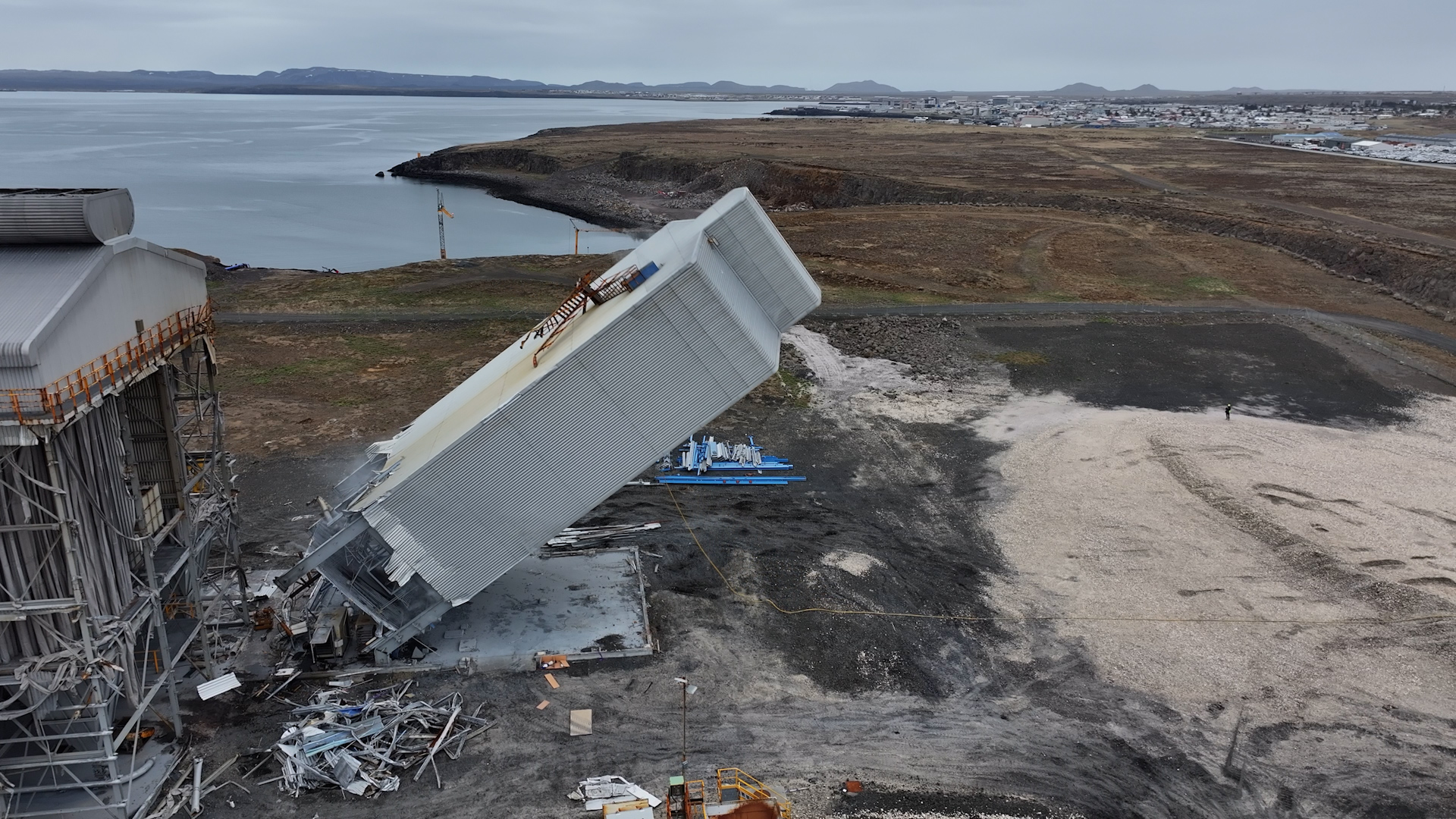 Sjáðu turninn falla frá nokkrum sjónarhornum