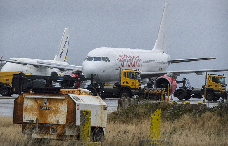 Snjóplógar varna þotu Air Berlin brottför - myndir