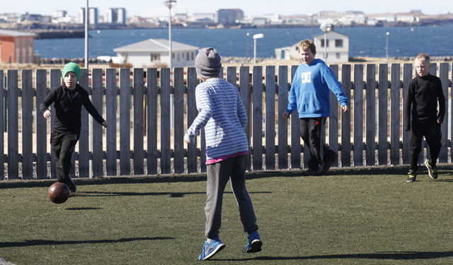 Eitrað dekkjakurl á sparkvelli við Akurskóla