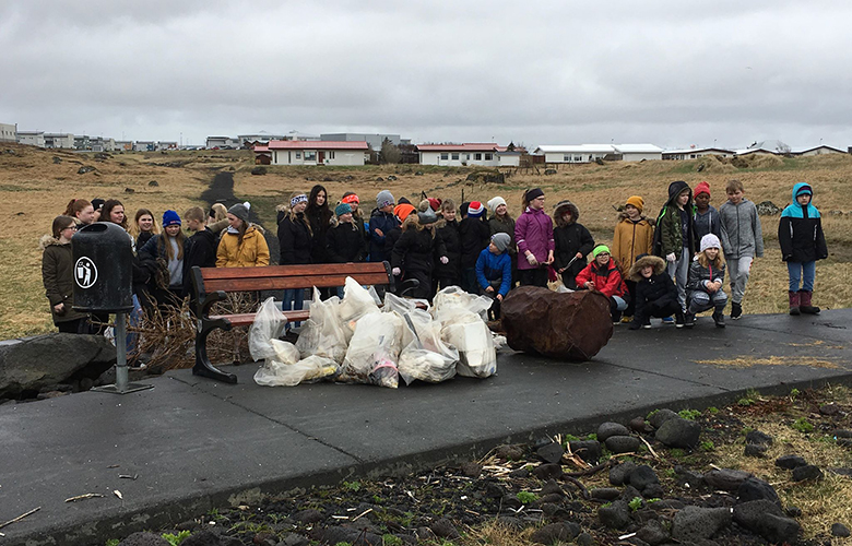 Nemendur í Akurskóla hreinsuðu strandlengju Innri- Njarðvíkur