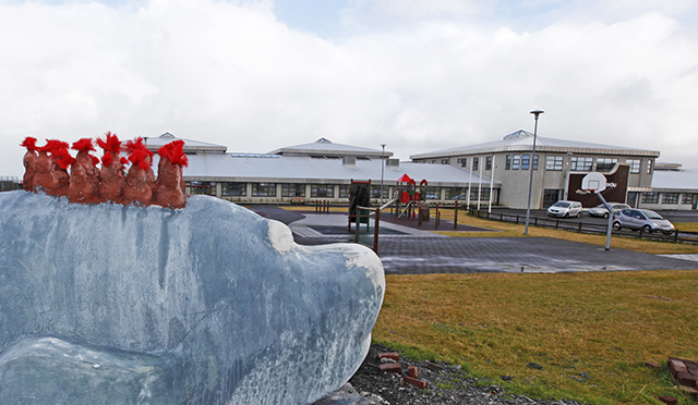 Akurskóli í Reykjanesbæ sprunginn
