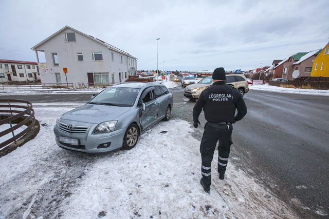 Tveir á sjúkrahús eftir árekstur