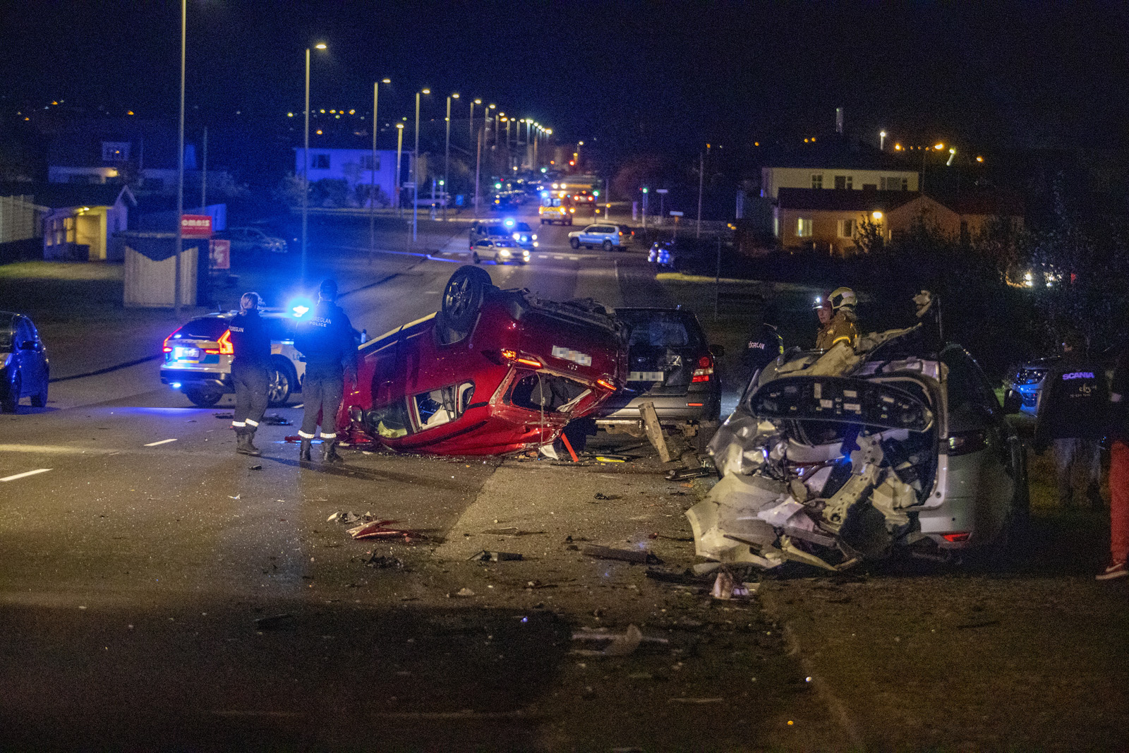 Bílstjóri á sjúkrahús og farþegi lagði á flótta eftir flugferð og harðan árekstur