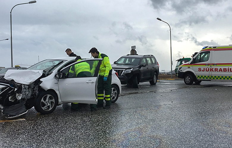 Árekstur á mótum Aðalgötu og Reykjanesbrautar