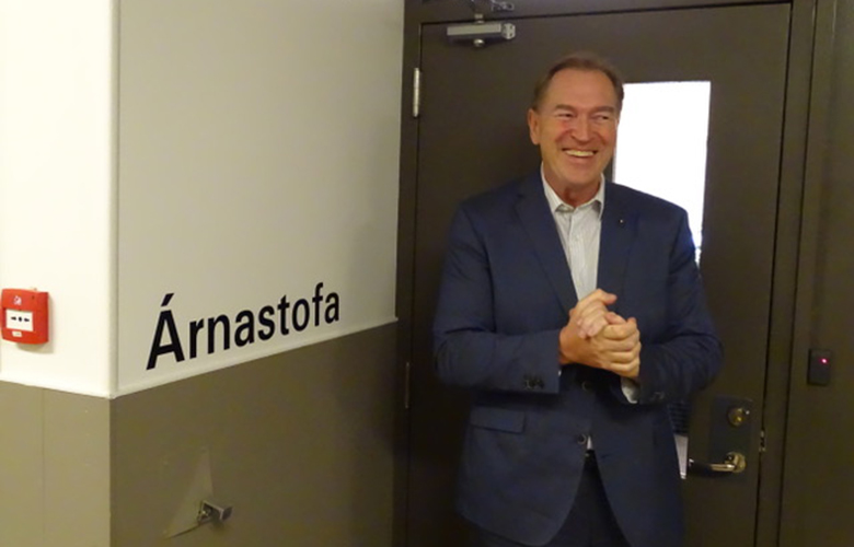 Árna Sigfússyni þökkuð störf með Árnastofu