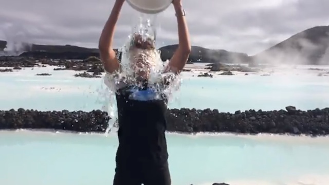 Starfsfólk Bláa Lónsins tekur þátt í ísfötu æðinu