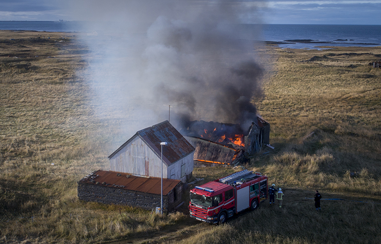 Útihús að Ásláksstöðum brunnu til grunna