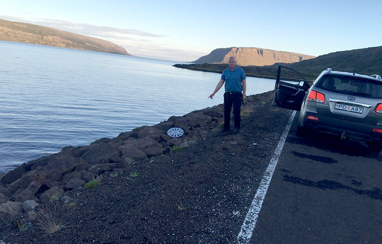Björguðu pari með 2 ára barn úr sjónum