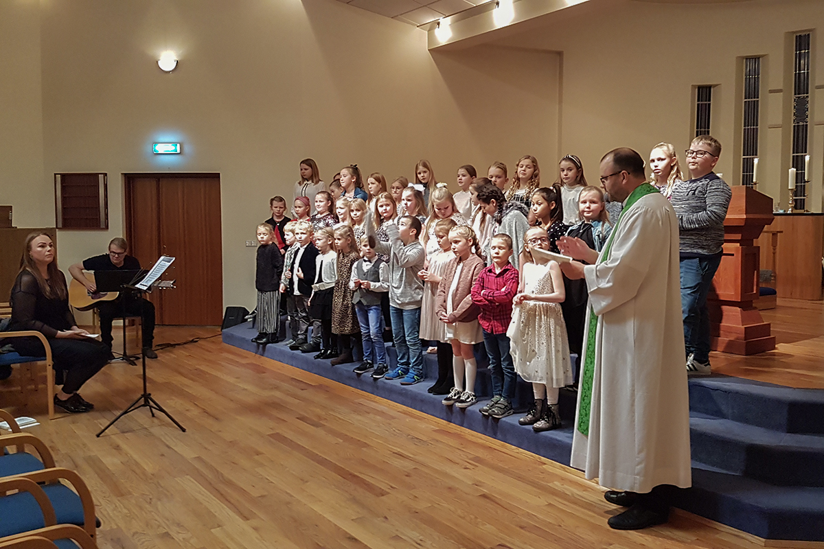 Skólakór söng í fjölskyldumessu í Sandgerði