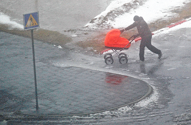 Barðist í rokinu með barnavagn