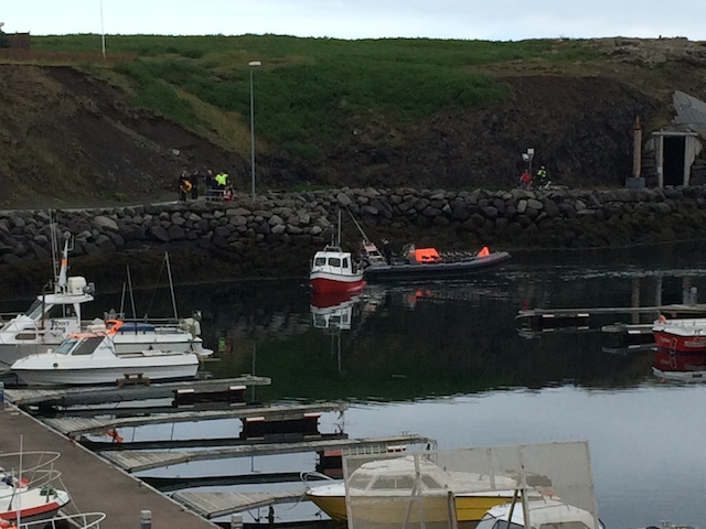 Sigldu á grjótgarðinn við smábátahöfnina