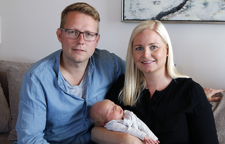 Fæddist hjá foreldrunum í baðkarinu heima