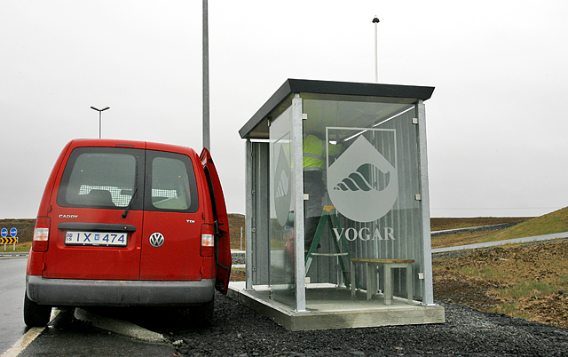 Ný biðskýli sett upp