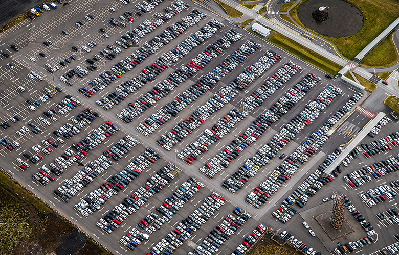 300 bókanlegum bílastæðum bætt við á  Keflavíkurflugvelli fyrir páskana