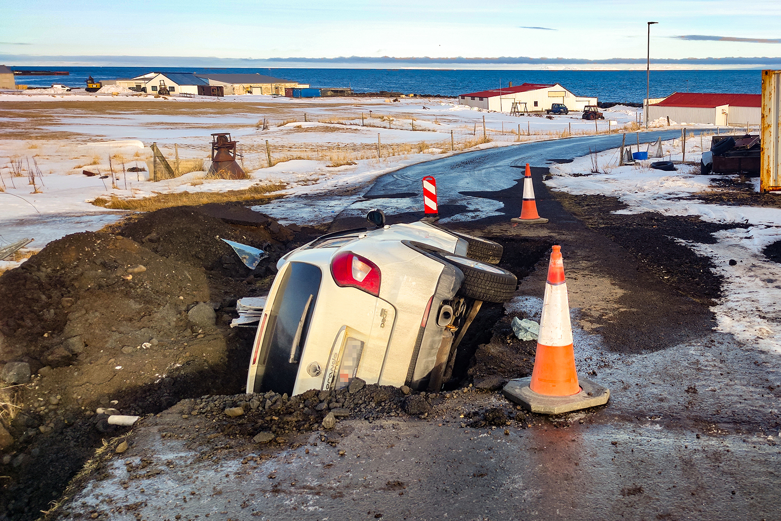 Klippa þurfti ökumann úr bíl sem endaði ofan í lagnaskurði