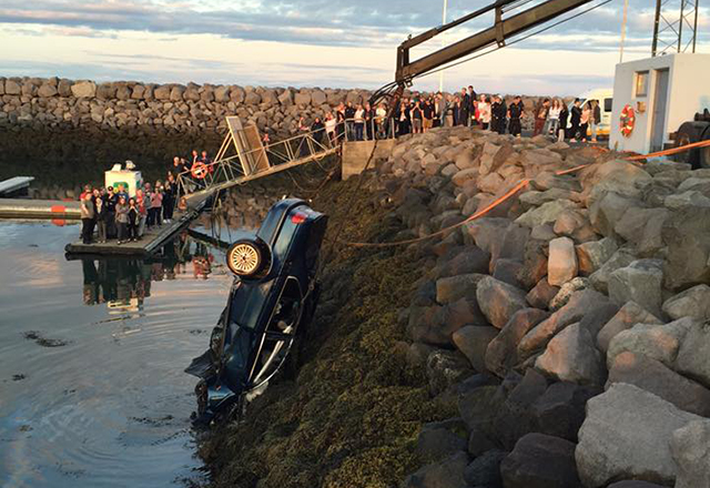 Tveir menn sluppu ómeiddir þegar bifreið þeirra endaði út í sjó