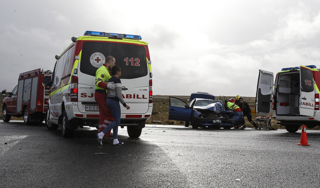 Harður árekstur á gatnamótum Reykjanesbrautar og Aðalgötu