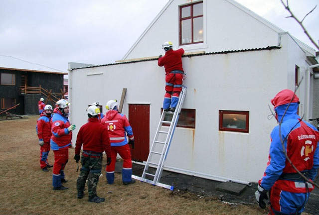 Björgunarsveitarmenn á fullu víða um bæinn