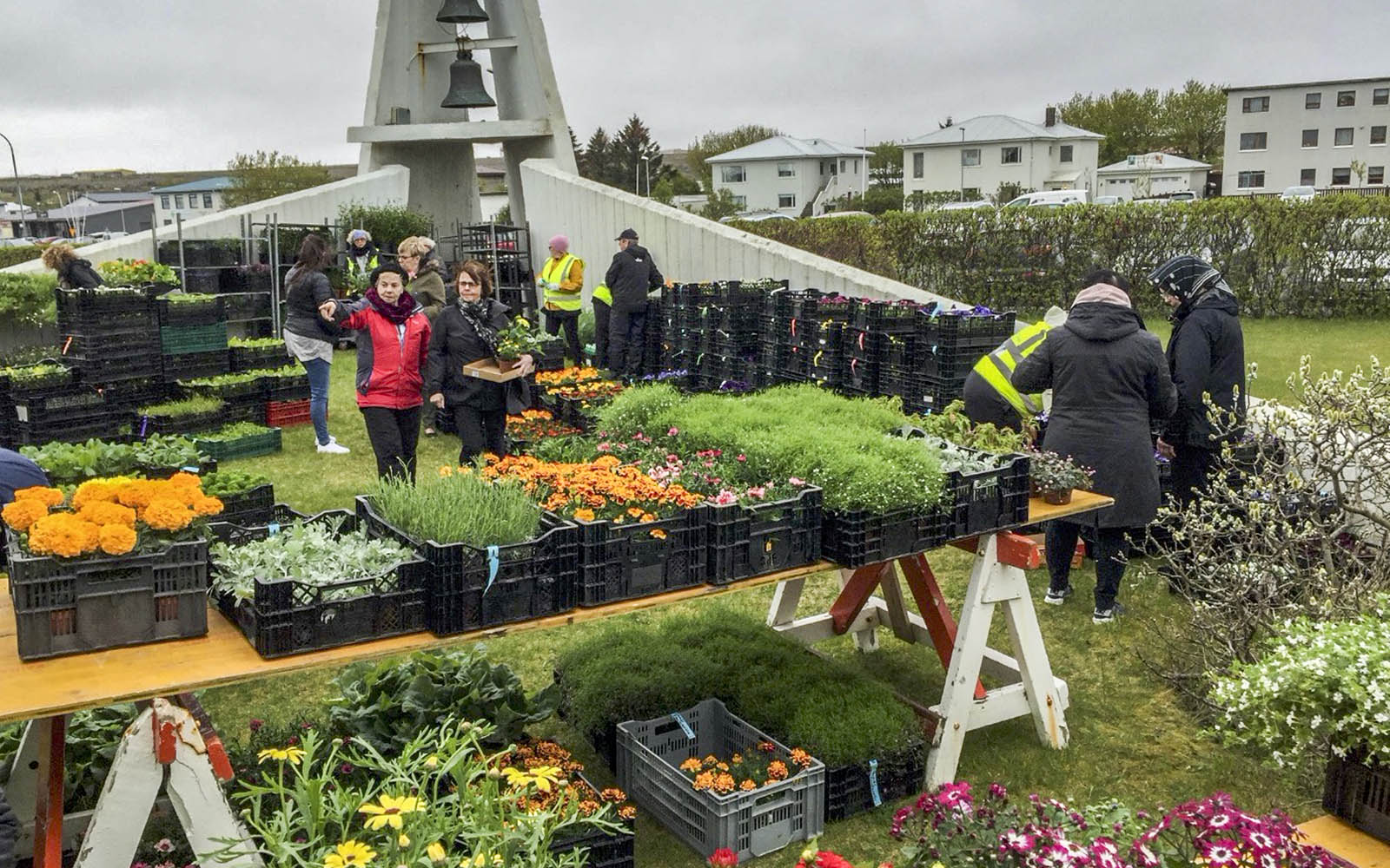 Árlegur blómamarkaður Æsu við Ytri Njarðvíkurkirkju 