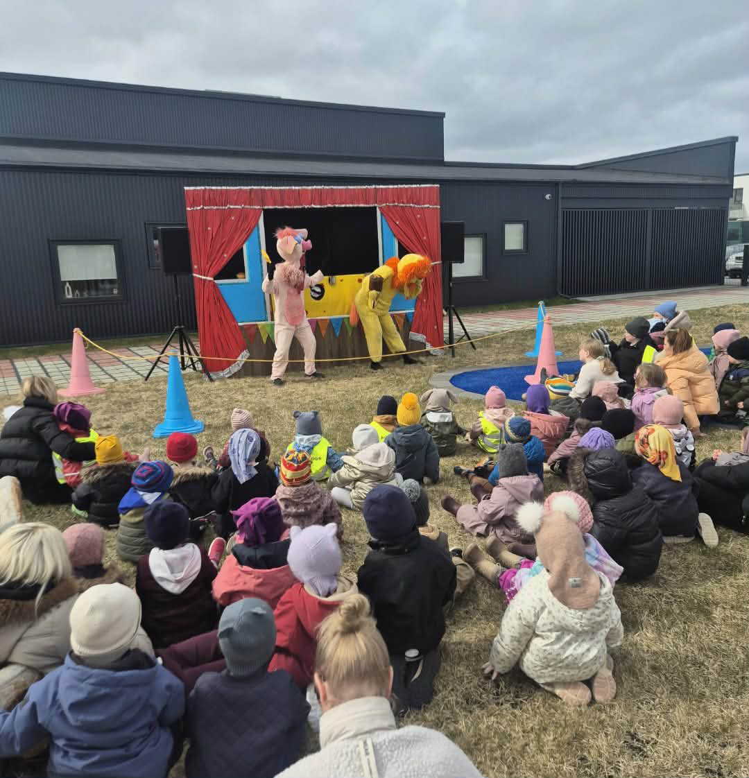 Brúðubíllinn vakti lukku í Drekadal