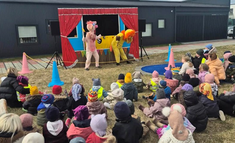 Brúðubíllinn vakti lukku í Drekadal