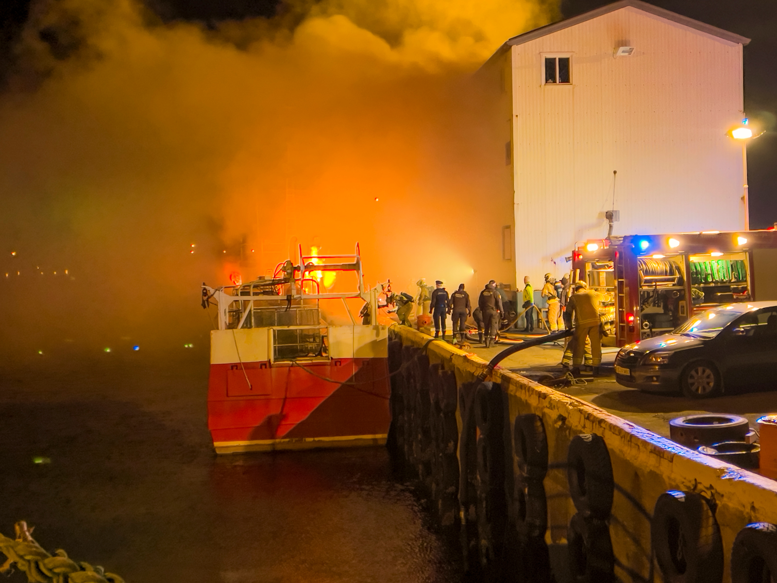 Einn maður lést og annar þungt haldinn á spítala eftir eldsvoða í skipi