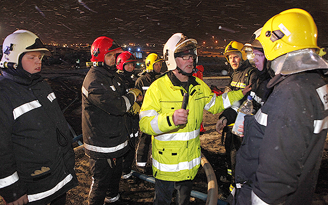 Tugir slökkviliðsmanna börðust við eld í hausaþurrkun