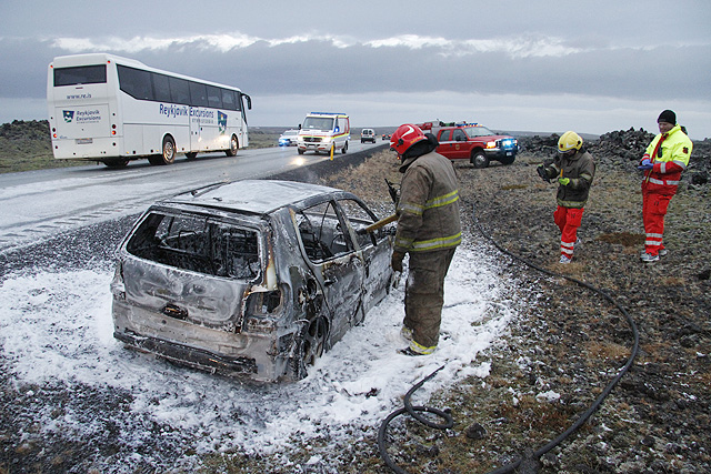 Rétt slapp út áður en bifreiðin varð alelda