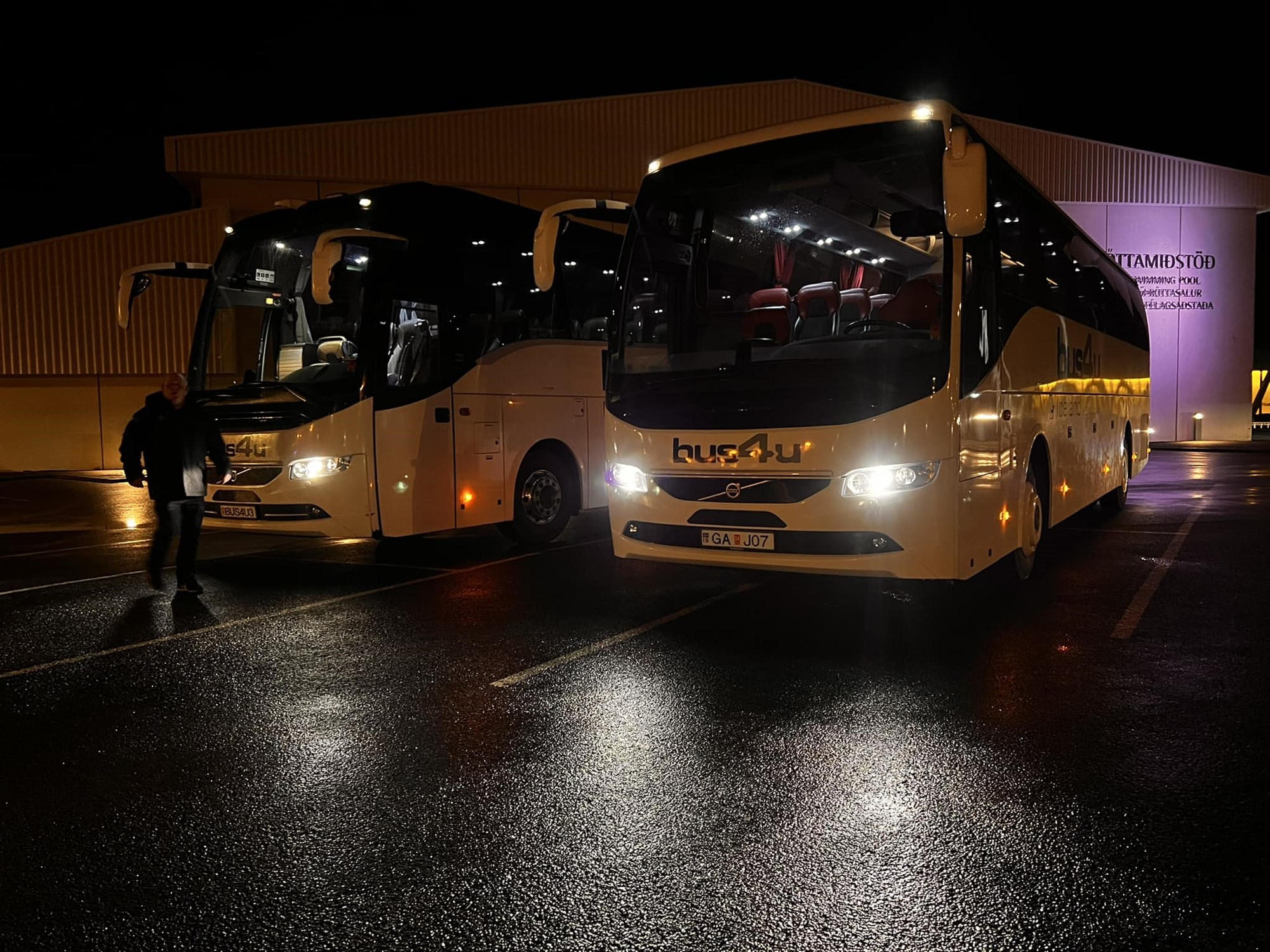 Mættir með rútur til Grindavíkur til að aðstoða við rýmingu