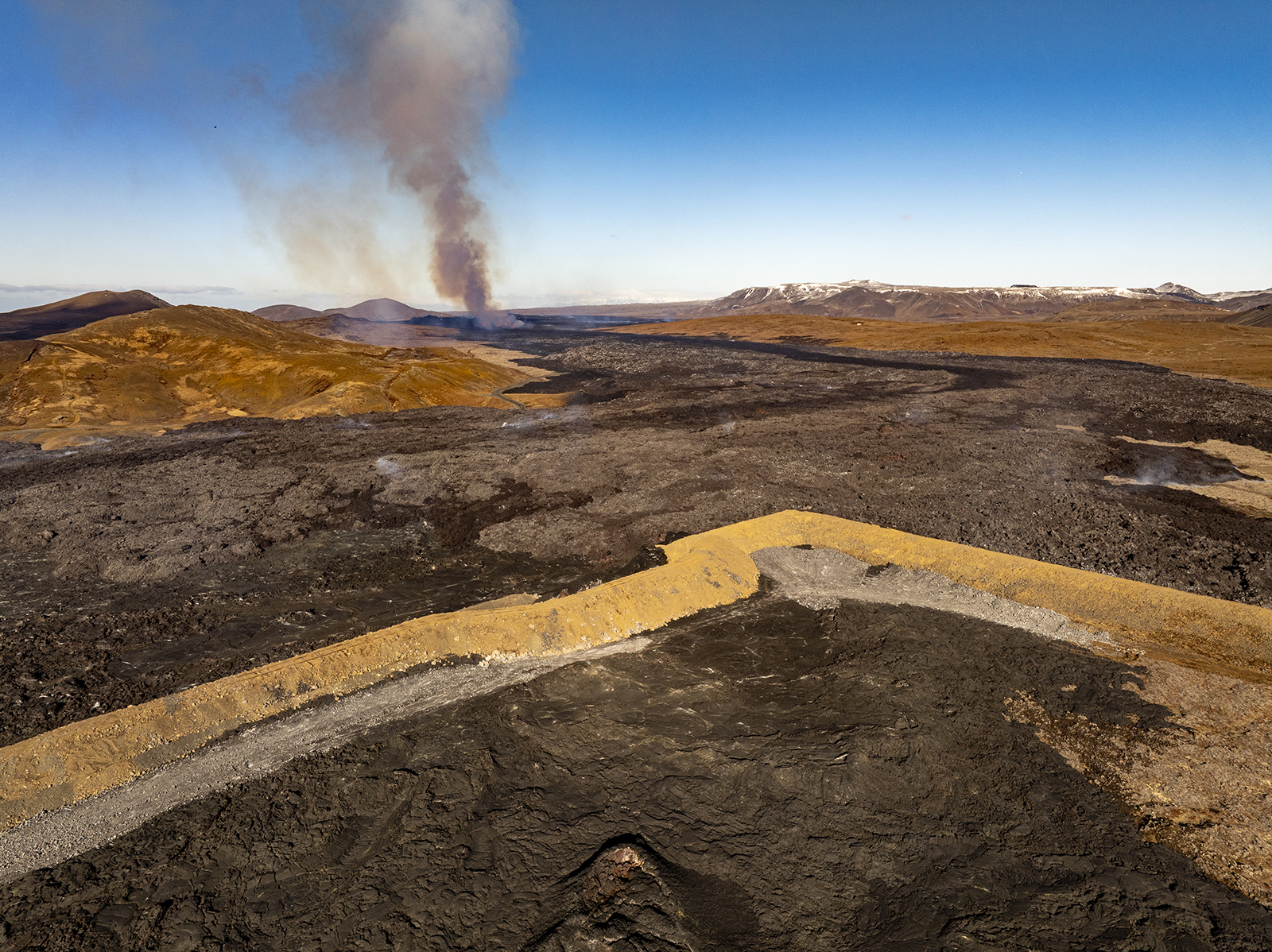 Hraunbreiðan við varnargarða austan Grindavíkur hefur þykknað