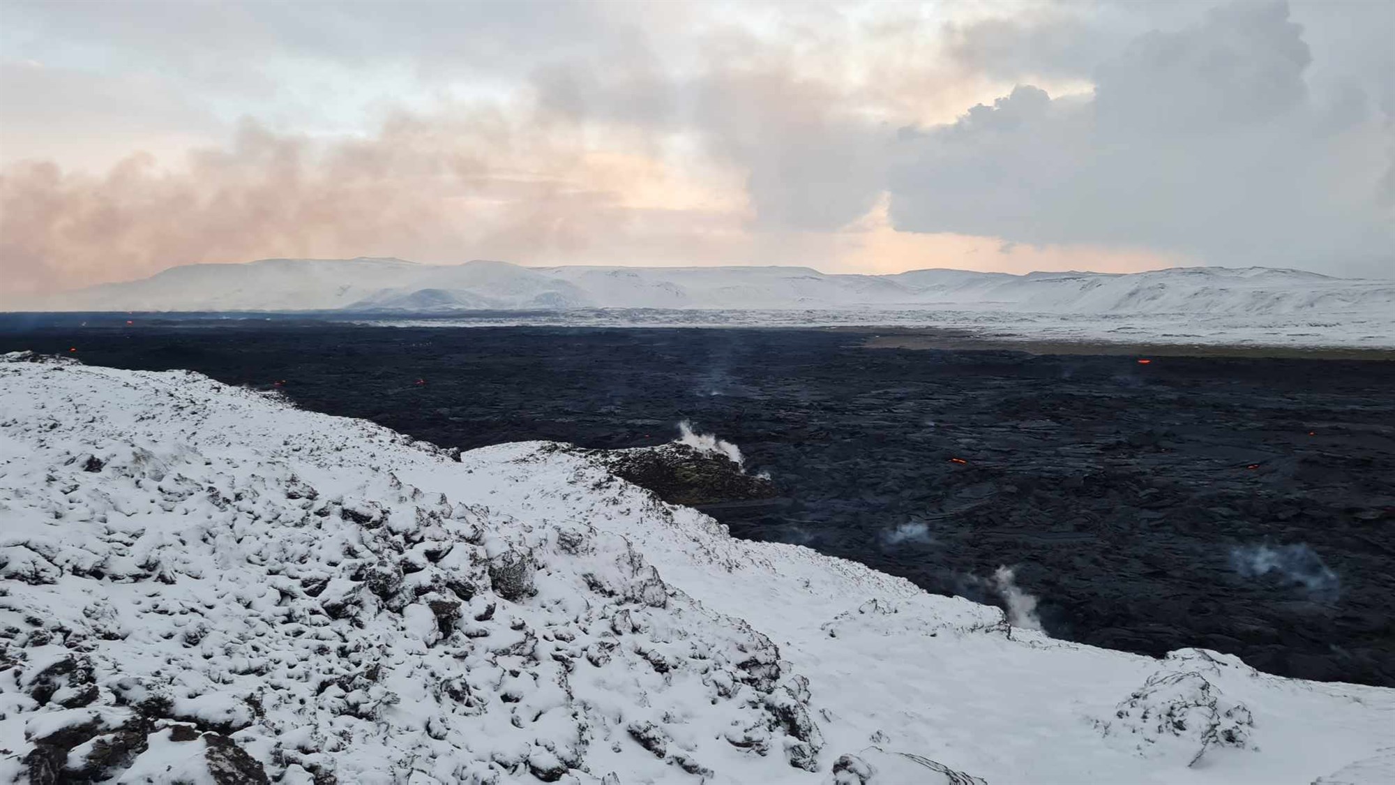 Birta myndir af nýja hrauninu