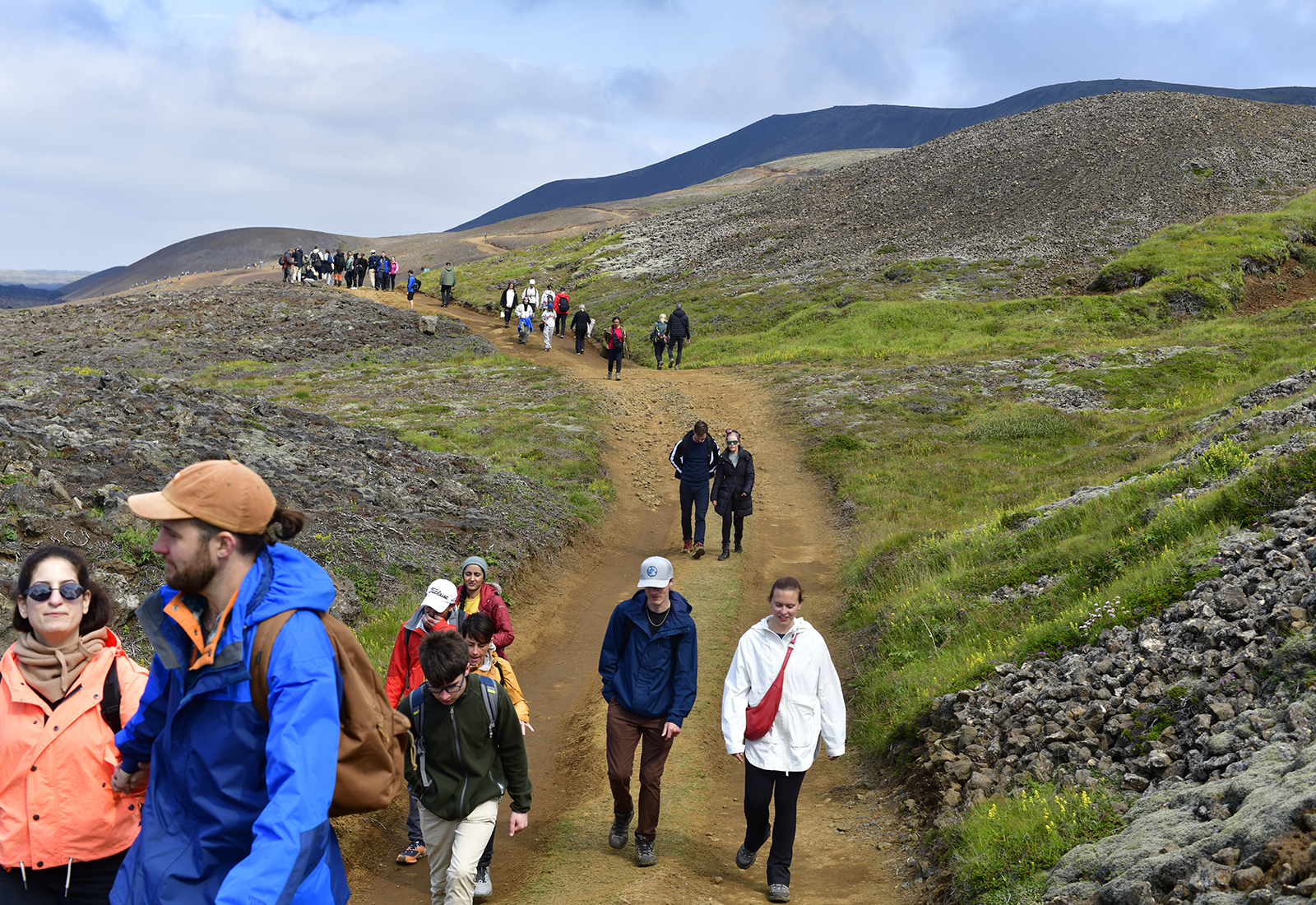 Stöðugur straumur úr öllum áttum að eldgosinu