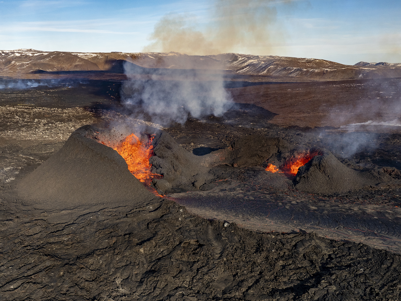 Eldgosið við Sundhnúksgígaröðina heldur áfram