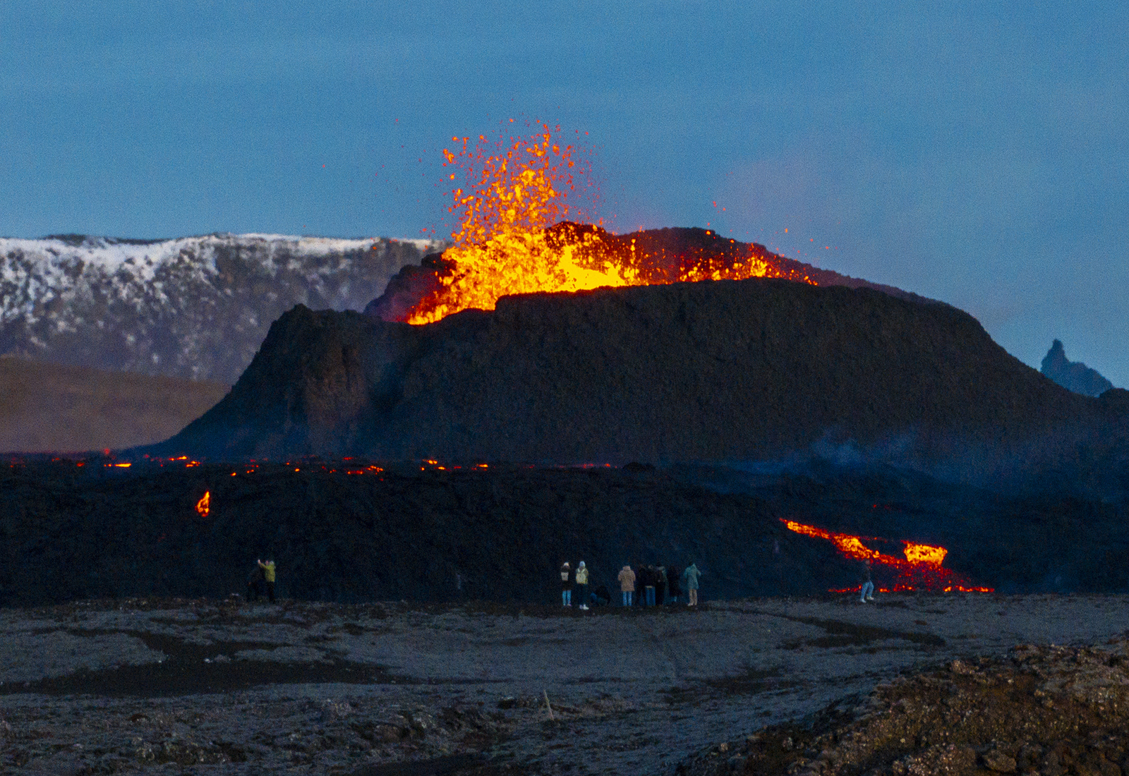 Dregur hægt úr hraunflæði í gosinu en landris er hraðara