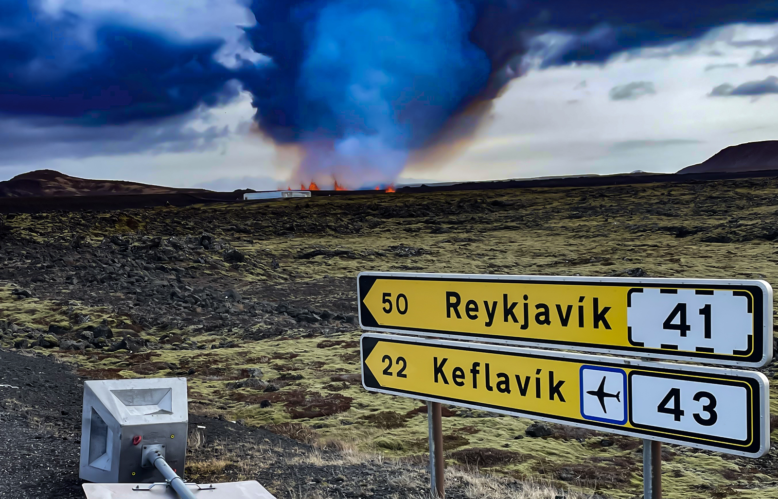Eldgos er hafið