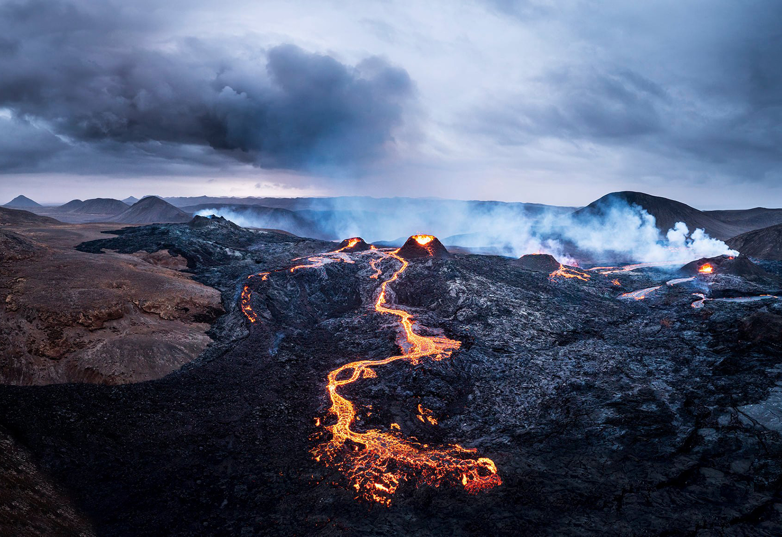 Gosið í mánuð og hraunrennsli eykst