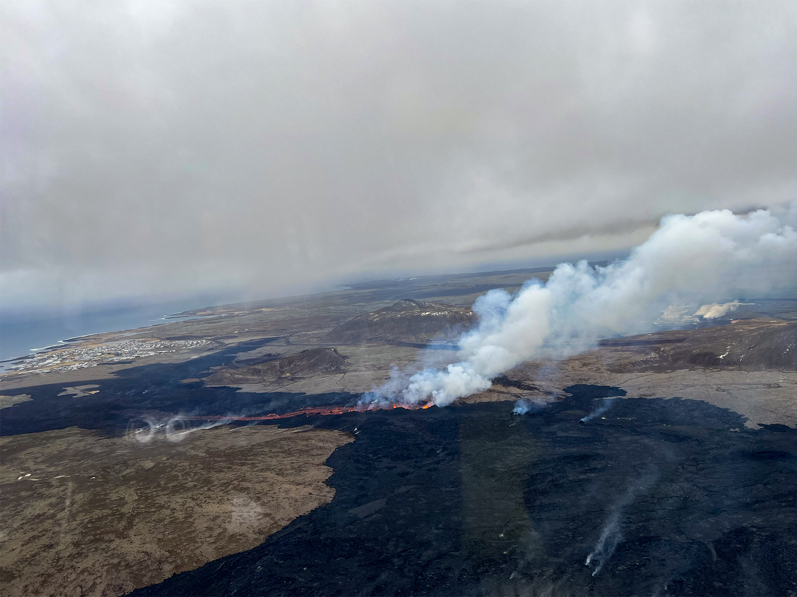 Hraun rennur til suðurs frá eldstöðinni
