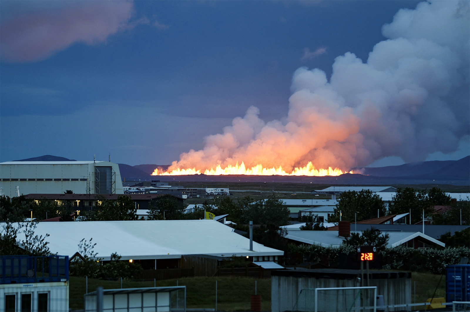Eldgos er hafið