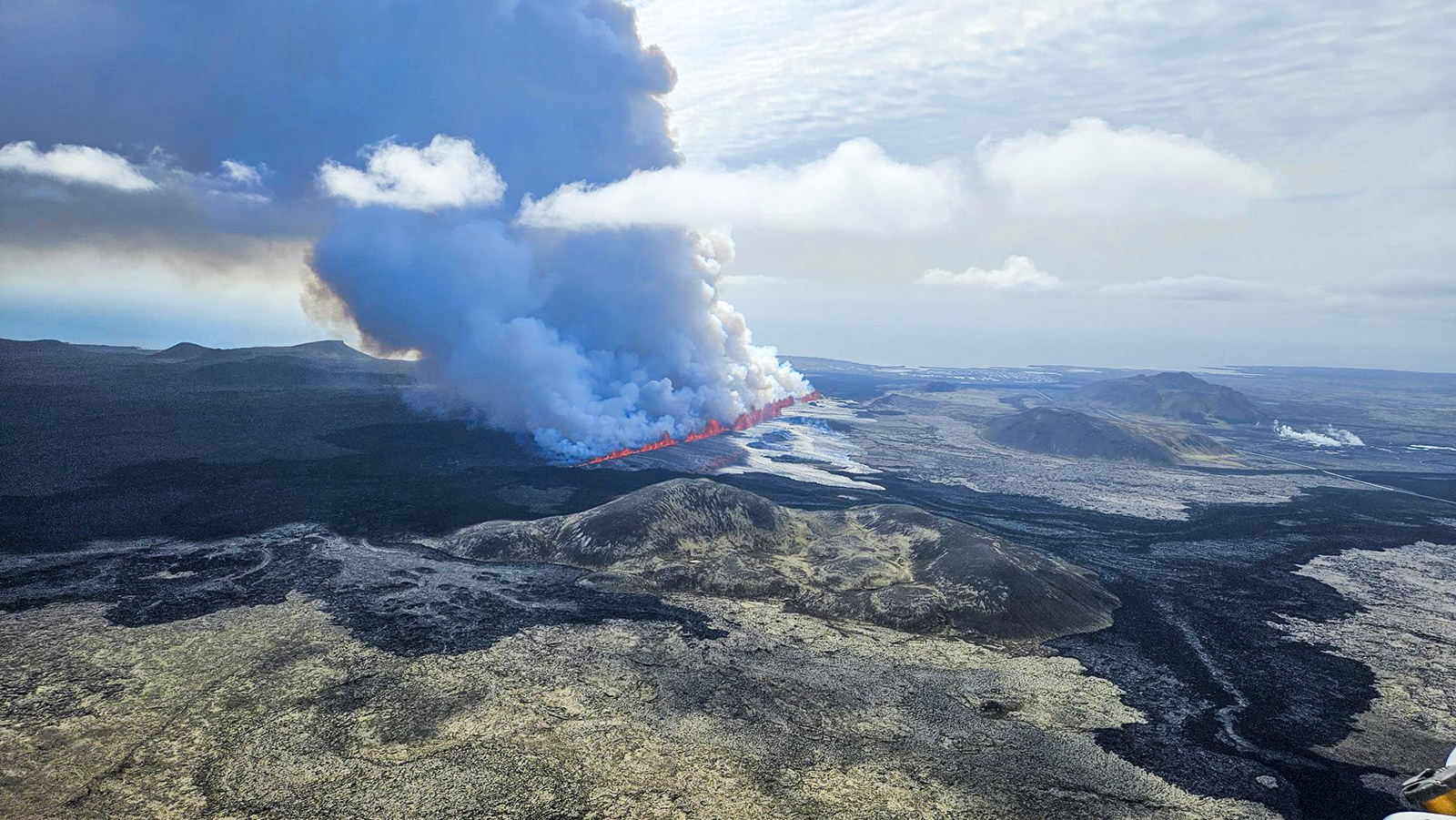 Stærsta gosið til þessa - hraun yfir Grindavíkurveg