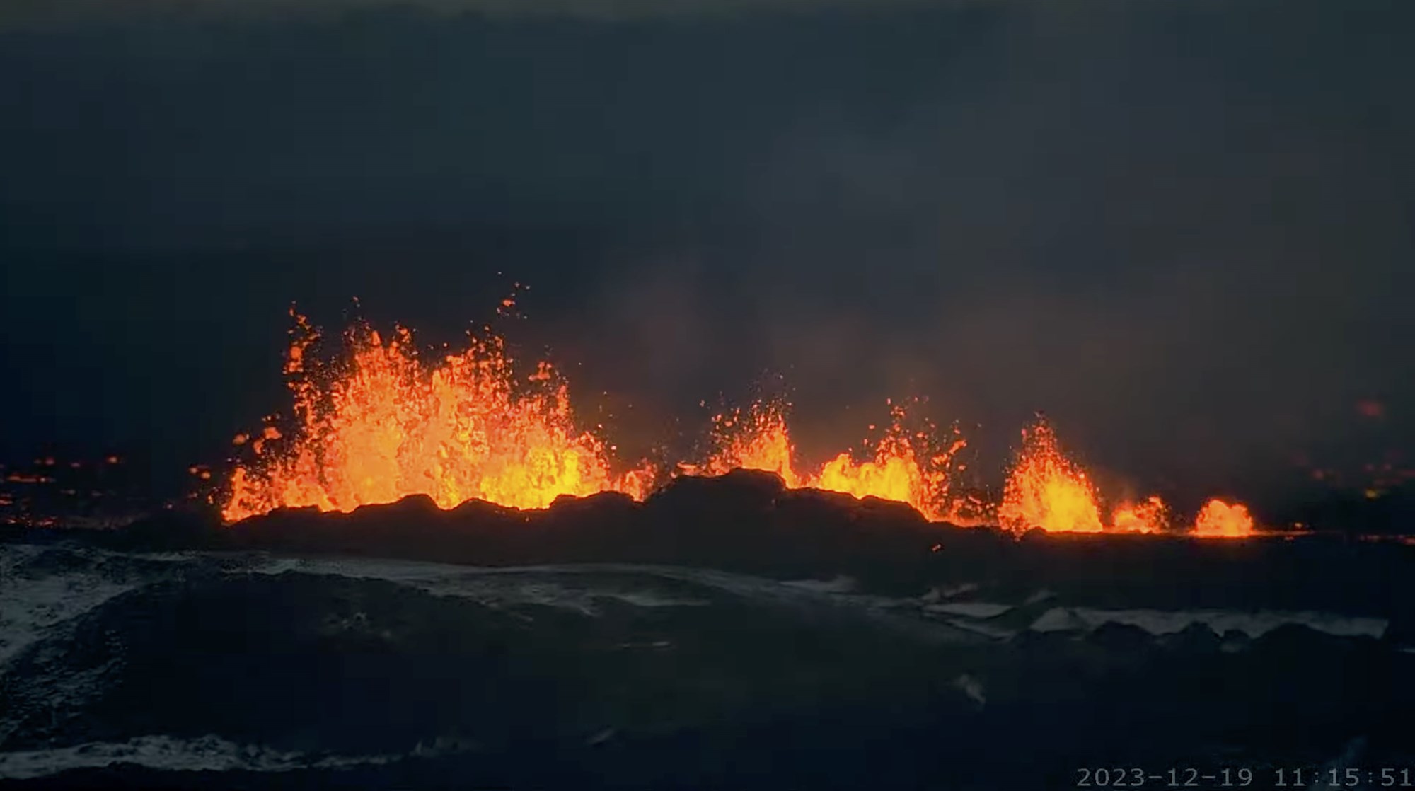 Gosið dregur sig saman í fimm gosop