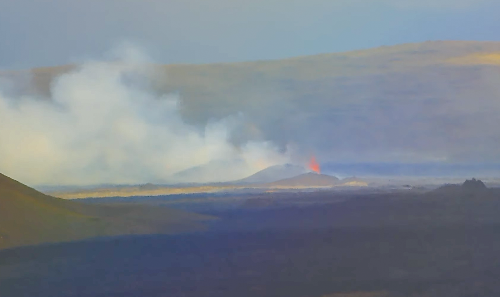 Enn gýs í tveimur gígum og hraun rennur til austurs - áfram gosmóða